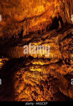 Stalaktiten und Stalagmiten mit Reflexionen im Spiegel Teich Luray Höhle, Virginia, USA Stockfoto