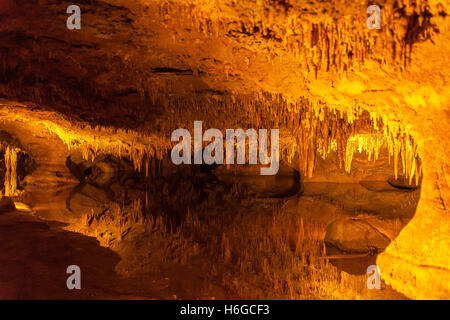 Stalaktiten und Stalagmiten mit Reflexionen im Spiegel Teich Luray Höhle, Virginia, USA Stockfoto