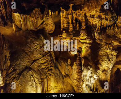 Stalaktiten und Stalagmiten mit Reflexionen im Spiegel Teich Luray Höhle, Virginia, USA Stockfoto