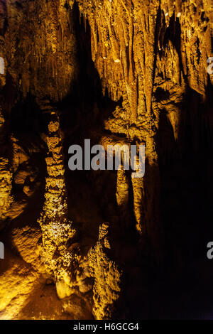 Stalaktiten und Stalagmiten mit Reflexionen im Spiegel Teich Luray Höhle, Virginia, USA Stockfoto