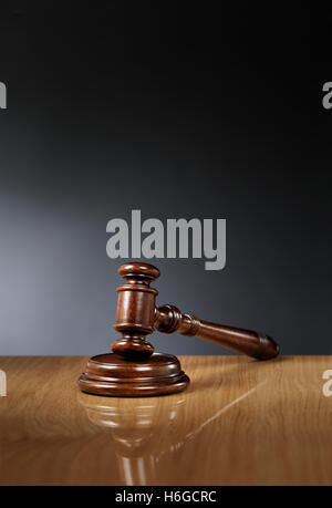 Mahagoni Holz Hammer auf glänzende Holztisch. Stockfoto