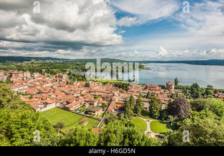 Blick über Angera über den Lago Maggiore vom Schloss aus gesehen, Varese, Italien Stockfoto