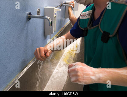 Krankenhaus Chirurg und Waschen der Hände und Arme vor einer Operation im Krankenhaus Theater-Techniker Stockfoto