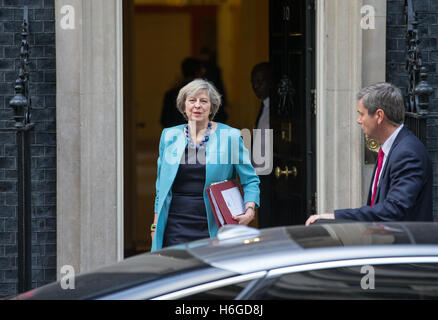 Herr Ministerpräsident, Theresa May, Blätter 10 Downing Street, auf dem Weg zu Fragen des Premierministers im House Of Commons Stockfoto