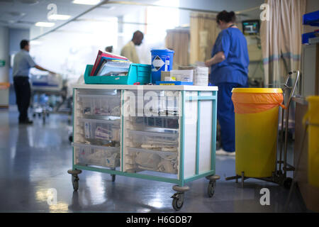 Foto von Drogen Wagen in einer Krankenstation mit Patienten und Personal im Hintergrund Stockfoto