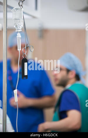 Zwei Anästhesisten in Diskussion während einer Operation in einem Krankenhaus-Theater Stockfoto