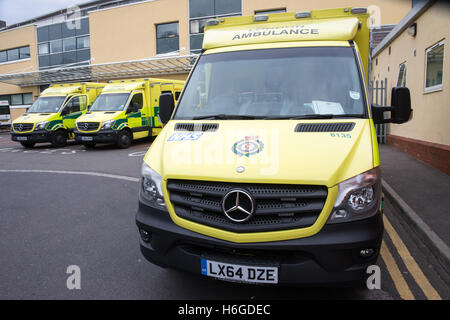 Krankenwagen abgestellt vor dem Notfall Eingang ins Krankenhaus Stockfoto