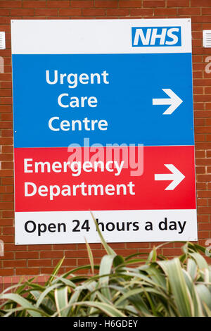 Zeichen für ein NHS Krankenhaus-Notaufnahme und Notfallambulanz Stockfoto