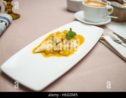 Palatschinken mit Quark und Honig Stockfoto