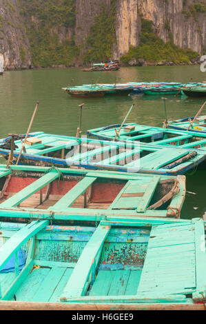 Aus Holz Bambus-Boote vertäut zusammen in der Halong Bucht in Vietnam. Stockfoto