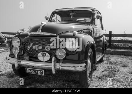 Verona, Italien - 27. September 2014: Topolino Autoclub Italia organisiert ein Treffen am Gardasee. Autos und Enthusiasten aus allen Stockfoto