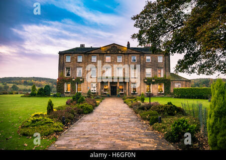 Wakefield, Großbritannien - 20. Oktober 2016: Walton Hall, ein 4-Sterne-Hotel in einer malerischen Umgebung mit sanften Parklandschaft mit eigenem l Stockfoto