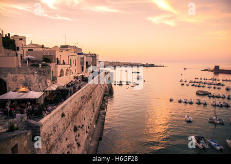 Otranto, Italien - Montag 11, 2014: Blick auf die Stadt Otranto (Süditalien) bei Sonnenuntergang. Stockfoto