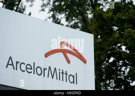 Ein Logo Zeichen außerhalb der ArcelorMittal Burns Harbor Einrichtung in Chesterton, Indiana am 15. Oktober 2016. Stockfoto