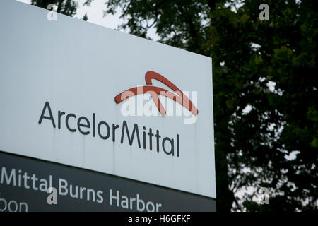 Ein Logo Zeichen außerhalb der ArcelorMittal Burns Harbor Einrichtung in Chesterton, Indiana am 15. Oktober 2016. Stockfoto