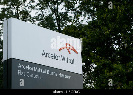 Ein Logo Zeichen außerhalb der ArcelorMittal Burns Harbor Einrichtung in Chesterton, Indiana am 15. Oktober 2016. Stockfoto