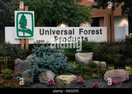 Ein Logo Zeichen außerhalb der Sitz der Universal Forest Products in Grand Rapids, Michigan, USA am 16. Oktober 2016. Stockfoto