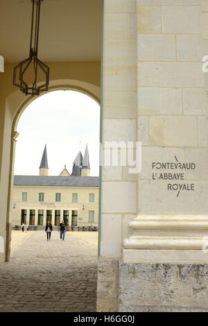 Der Eingang der Königlichen Abtei von unserer lieben Frau von Fontevraud in Fontevraud, Frankreich. Stockfoto