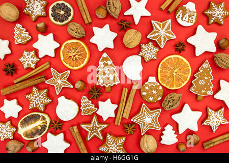 hausgemachte verschiedene Lebkuchen Weihnachtsplätzchen mit Gewürzen auf rotem Grund Stockfoto