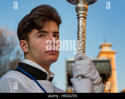 Ein junger Mann, Teilnahme an Osterprozession - Semana Santa, Granada, Andalusien, Spanien Stockfoto