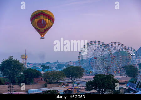 Heißluftballon und Riesenrad auf Pushkar Mela, Rajasthan, Indien Stockfoto