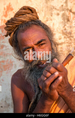 Ein Sadhu rauchen Ganja, Galtaji, Khania-Balaji, Jaipur, Rajasthan, Indien Stockfoto