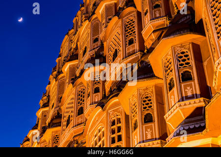 Nachtaufnahme von der Fassade des Hawa Mahal, Palast der Winde, Jaipur, Rajasthan, Indien Stockfoto