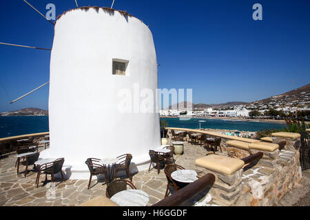 Traditionelle Windmühle auf einer kleinen griechischen Insel in der südlichen Ägäis, im Herzen der Kykladen, in der Nähe von Paros Antiparos Stockfoto