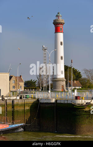 Leuchtturm von Ouistreham bei Ebbe im Département Calvados in der Region Basse-Normandie im Nordwesten Frankreichs. Stockfoto