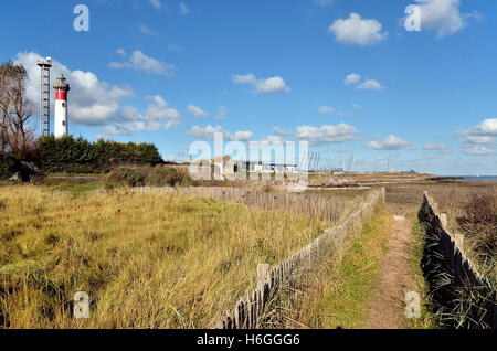 Dünen und Leuchtturm am Ouistreham, Gemeinde im Département Calvados in der Region Basse-Normandie im Nordwesten Frankreichs. Stockfoto