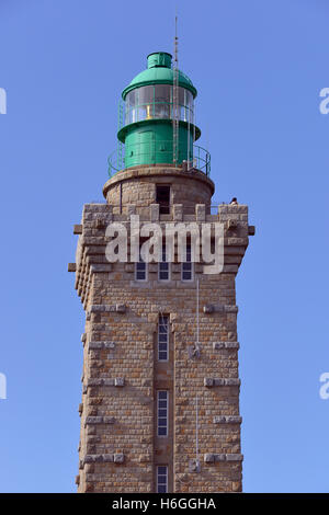 Nahaufnahme des Leuchtturms auf der berühmten Cap Fréhel, einer Halbinsel im Côtes-d ' Armor Bretagne im Nordwesten Frankreichs Stockfoto