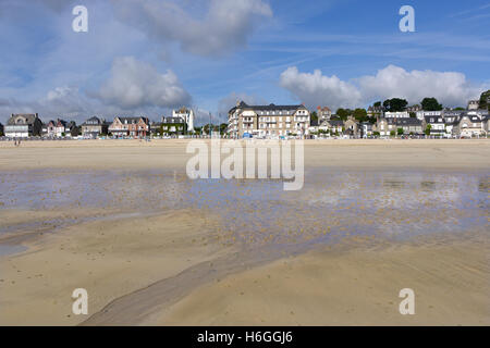 Strand bei bewölktem Himmel in Saint-Cast-le-Guildo, einer Gemeinde im Département Côtes-d ' Armor Bretagne im Nordwesten Frankreichs Stockfoto