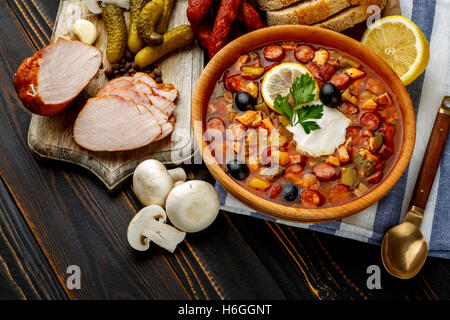 Soljanka - russische traditionelle Fleischsuppe Stockfoto