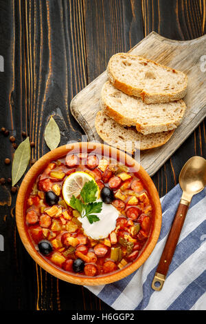 Soljanka - russische traditionelle Fleischsuppe Stockfoto