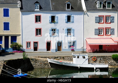 Hafen von Sauzon auf der Insel Belle-Ile im Département Morbihan in der Bretagne im Nordwesten Frankreichs. Typische Gebäude Stockfoto