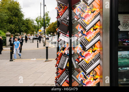 Nachtclub Einladungen und Werbung heraus haften von Türen in BT Telefonzellen im Studentenviertel von Belfast. Stockfoto