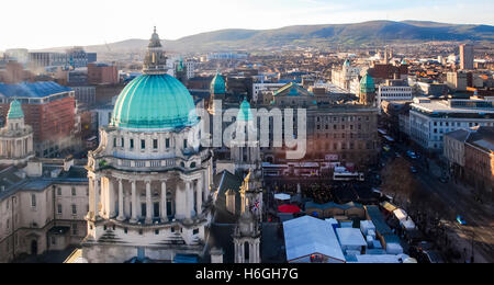 Belfast-Continental-Markt auf dem Gelände der Blickrichtung West Belfast City Hall. Stockfoto