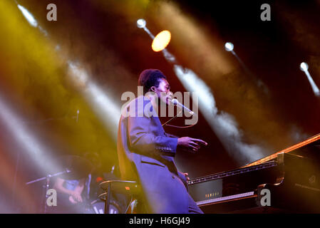 BARCELONA - 3 JUL: Benjamin Clementine (Sänger und Pianist) führt auf Vida Festival am 3. Juli 2015 in Barcelona, Spanien. Stockfoto