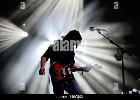 BARCELONA - JUL 3: The War on Drugs (Band) in Konzert im Vida-Festival am 3. Juli 2015 in Barcelona, Spanien. Stockfoto