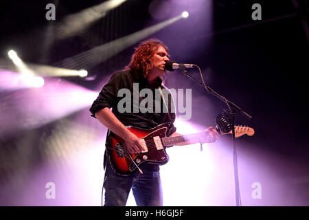 BARCELONA - JUL 3: The War on Drugs (Band) in Konzert im Vida-Festival am 3. Juli 2015 in Barcelona, Spanien. Stockfoto