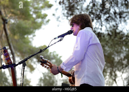 BARCELONA - 4 JUL: Nacho Vegas (Musiker) führt auf Vida Festival am 4. Juli 2015 in Barcelona, Spanien. Stockfoto