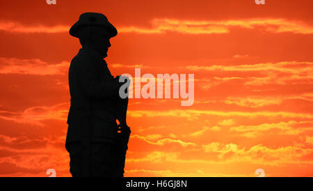 Eine generische australischen ANZAC Armee Soldaten Gedenkstätte Silhouette bei Sonnenaufgang. Stockfoto