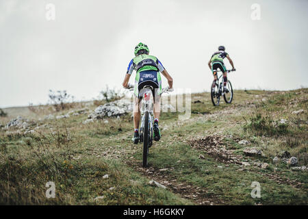 zwei Fahrradfahrer auf Mountain Bikes Aufstieg bergauf während Krim Rennen mountainbike Stockfoto