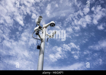 Ein Mast, gespickt mit verschiedenen Arten von Überwachungskameras Stockfoto