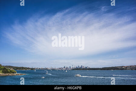 Der Blick in Richtung Sydney City aus South Head, Sydney Harbour zeigt eine einzigartige Strudeleffekt in der hohen Cloud. Stockfoto