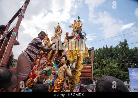LKW trägt Idol der Göttin Durga während ein Eintauchen-Prozession am Fluss Hoogly Babughat, Kolkata Indien Stockfoto