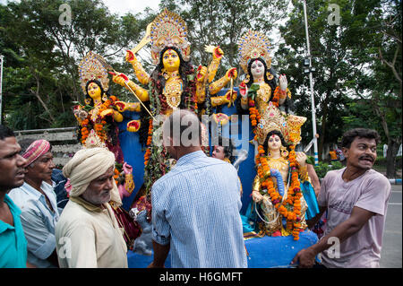 2016, Vijaya Dashami Göttin Durga Eintauchen durch physische anheben im Fluss Hooghly in Westbengal Babughat Kolkata Indien Stockfoto