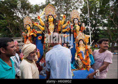 2016, Vijaya Dashami Göttin Durga Eintauchen durch physische anheben im Fluss Hooghly in Westbengal Babughat Kolkata Indien Stockfoto