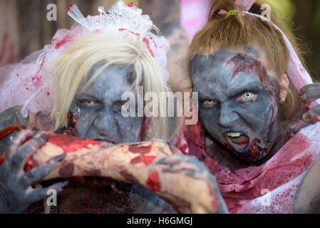 Sydney, Australien. 29. Oktober 2016. Teilnehmer verkleidet als Zombies während der Sydney Zombie Walk am 29. Oktober 2016 in Sydney, Australien darstellen. Hunderte von Menschen versammelten sich heute als Zombies für die 6. Ausgabe des Sydney Zombie Walk zur Unterstützung von "The Brain Foundation" verkleidet. Bildnachweis: Hugh Peterswald/Pacific Press/Alamy Live-Nachrichten Stockfoto