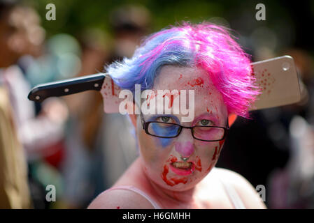 Sydney, Australien. 29. Oktober 2016. Teilnehmer verkleidet als Zombies während der Sydney Zombie Walk darstellen. Hunderte von Menschen versammelten sich heute als Zombies für die 6. Ausgabe des Sydney Zombie Walk zur Unterstützung von "The Brain Foundation" verkleidet. Bildnachweis: Hugh Peterswald/Pacific Press/Alamy Live-Nachrichten Stockfoto